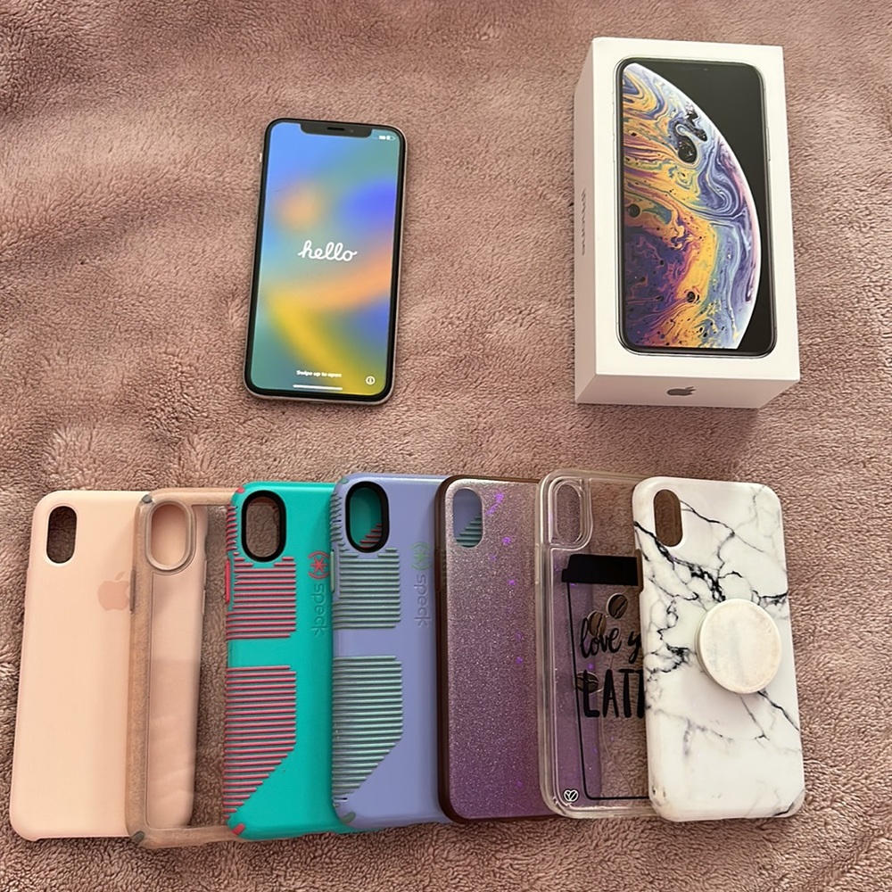 IPhone XS 64GB unlocked with cases